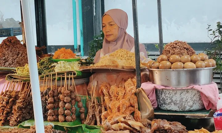 3-Hour Yogyakarta Hidden Food Walking or Cycling Guided Tour