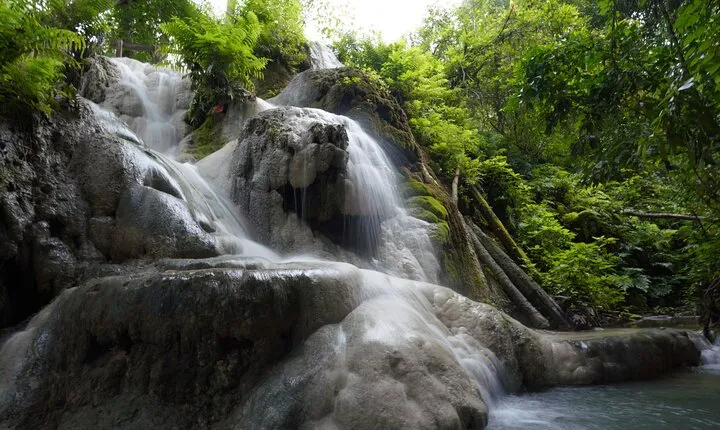 Bua Tong Sticky Waterfall-Nam Phu Chet Si Hotel Van Transfer