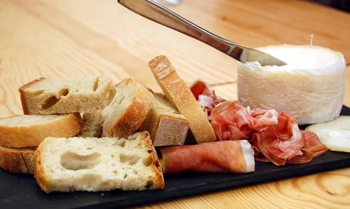 History and Flavors Experience Tour in Lisbon