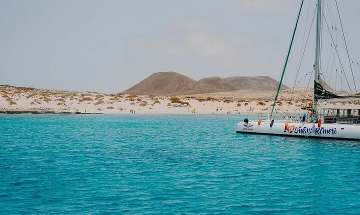 Lanzarote: La Graciosa island cruise with lunch and water activities