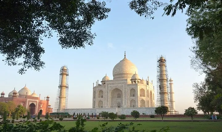 Full-Day Private Guided Tour of Taj Mahal and Agra by Train