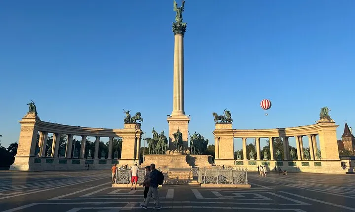 4-hour private walking tour on the PEST side