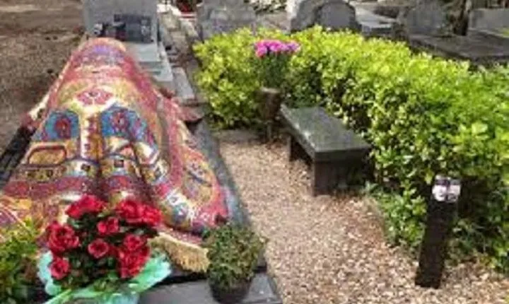 Russian cemetery of Sainte Geneviève des Bois (from your hotel in Paris)