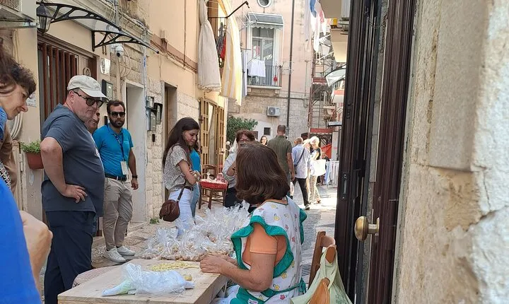Bari: Guided Tour of the Old Town with Street Food