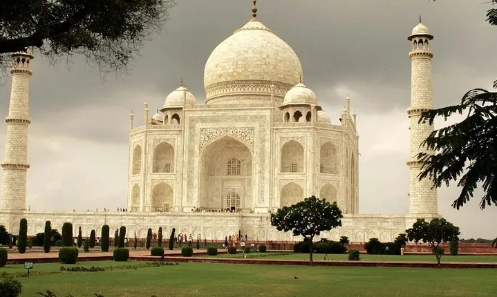 From Delhi: Taj Mahal and Agra Fort By Superfast Train