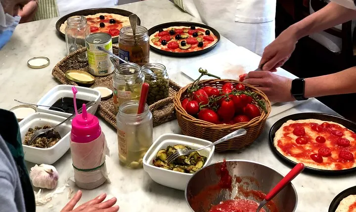 Pasta and Pizza cooking class in Cortona