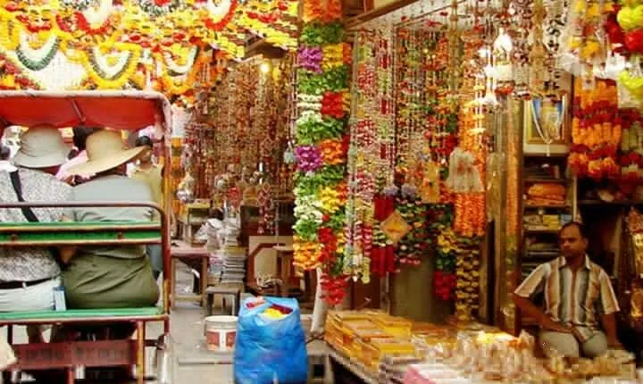 Private Half-Day Guided Shopping Tour with Transfer in Delhi