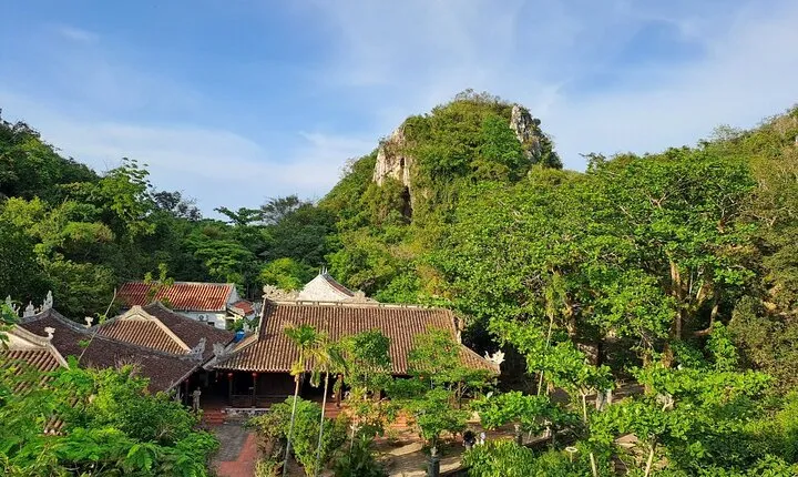 Da Nang half day tour of Marble mountains, traditional sites and the war museum
