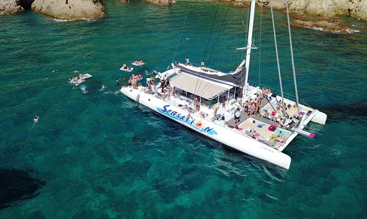 Catamaran ride -Costa Brava with barbecue and drinks. Familiar.