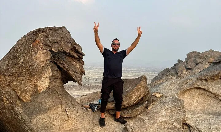4 Hours Charming Moon Valley Hike Experience in Jeddah