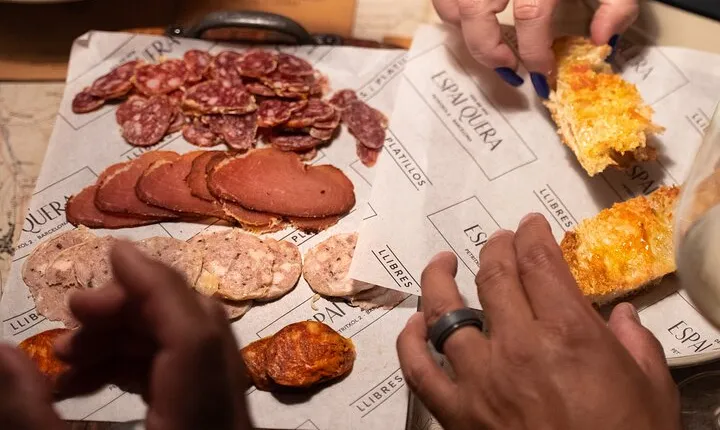 Barcelona: Evening Foodie Adventure with 8 Tapas & 4 Drinks