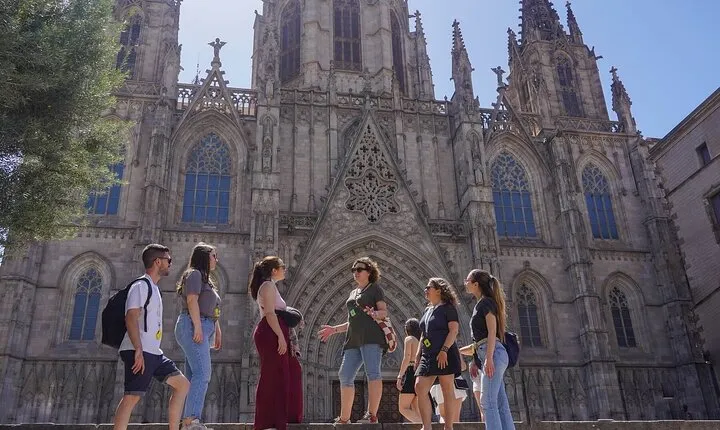 Barcelona Highlights Guided Tour with Monjuic Cable Car