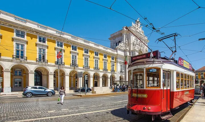From Lisbon: Transfer to Porto with up to 3 City Stops