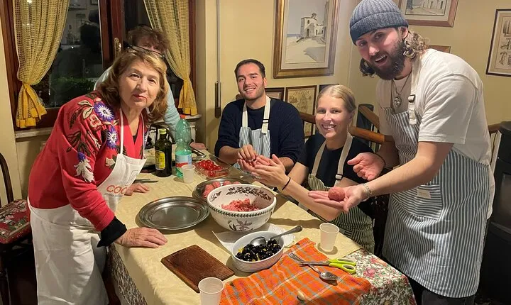 Cooking & eating with Locals in their home kitchen in Rome 