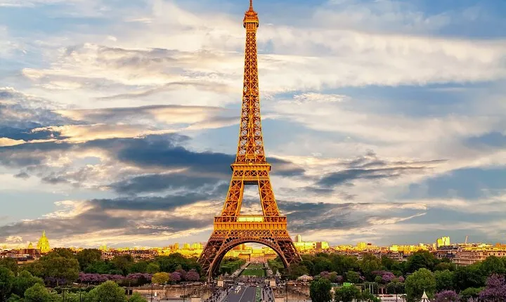 Private day trip: Le Havre to Paris and back, local driver