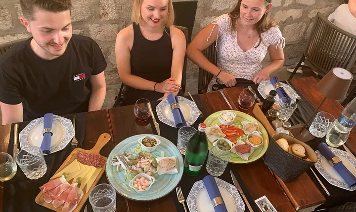 1 Hour and Half Food & Wine Tasting in Dubrovnik Old Town