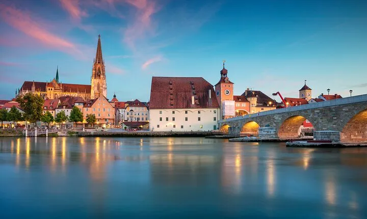 Regensburg Walking Tour with Italian Wine and Food Tasting