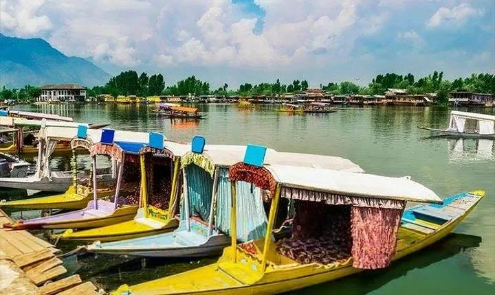 5-Days Kashmir tour includes Accommodation and Private Transportation