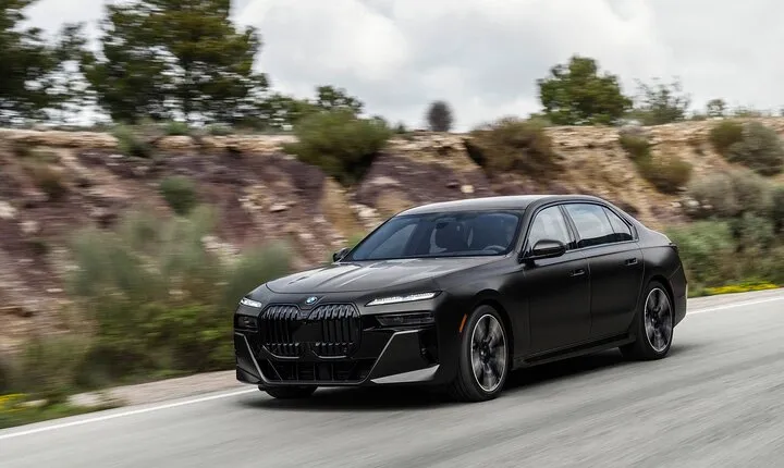 Luxury Sedan Departure from Manhattan to LaGuardia Airport LGA