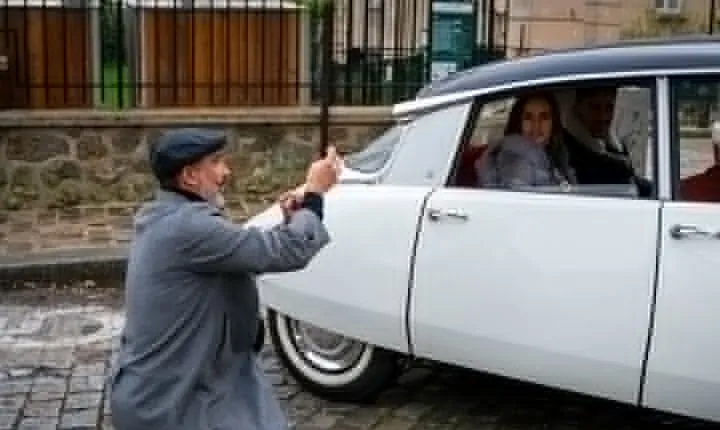 Private and Romantic Tour in a Citroën DS for 2 Hours in Paris