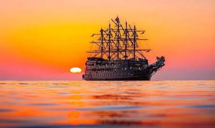 Sunset Boat Trip Along the coast of Alanya