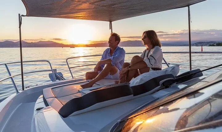 Aperitif and Sunset Unforgettable Cruise Over the Water