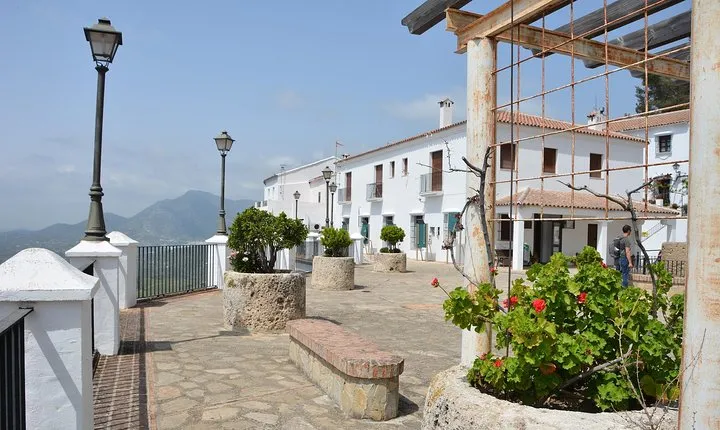 Wine, Tapas & Lake Zahara by e-bike incl Ronda pickup (full day)