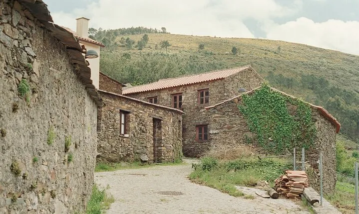 Private Nature and Village Hike in Aigra Nova