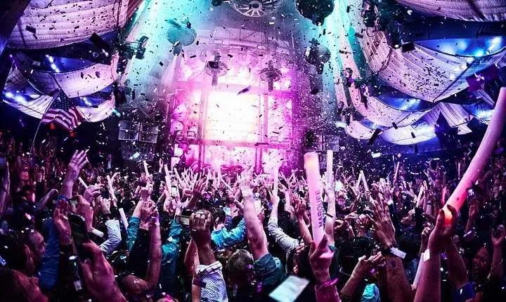 Small-Group Shanghai Nightlife Tour: Acrobatic Show and Nightclub Crawl