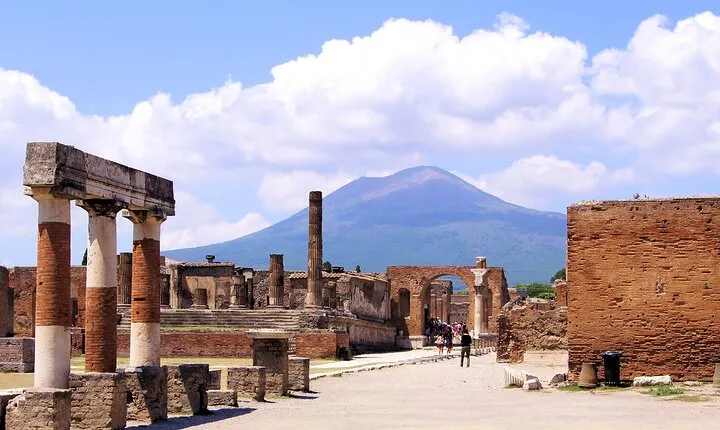 Private day tour Pompeii and Positano Coast