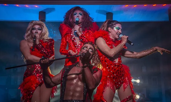 Dragaret Live Music and Dance Show in Cancun