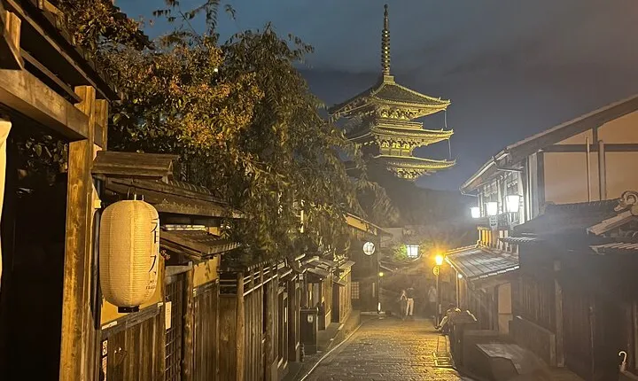 Kyoto Gion Calm Night Walking Tour with a Local Guide