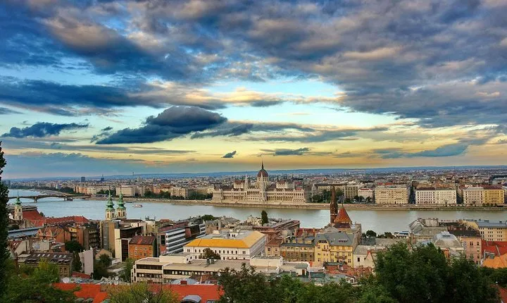 Budapest Private 4 Hour City Tour Experience with a car / van