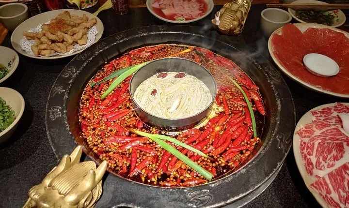 Chengdu Hot Pot Dinner and Sichuan Opera with the VIP ticket Evening Tour
