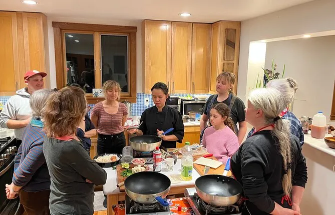 Pad Thai and Summer Rolls Cooking Class with Lunch