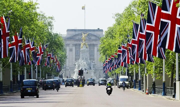 London: Buckingham Palace & Big Ben (& Westminster Abbey entry) 