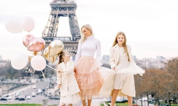 1 Hour Private Photo Session experience with the Eiffel Tower