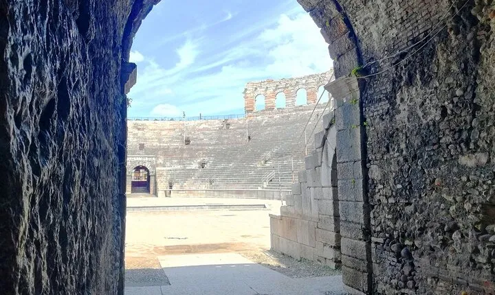 Tour to the Arena di Verona at the Gladiator's Time