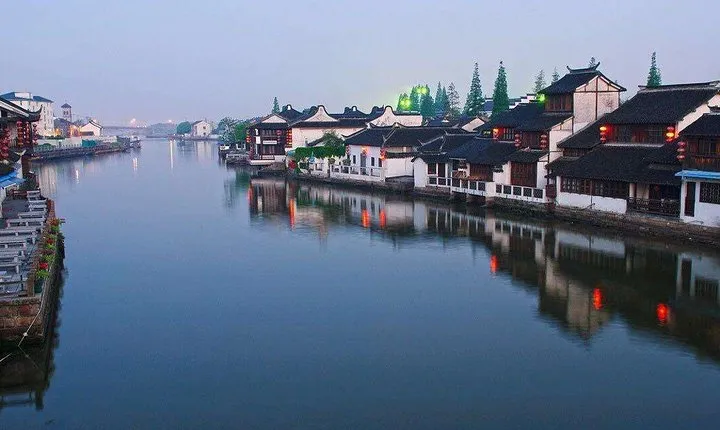 1-Day Private Tour to Zhujiajiao Water Town,the Bund and World Financial Center