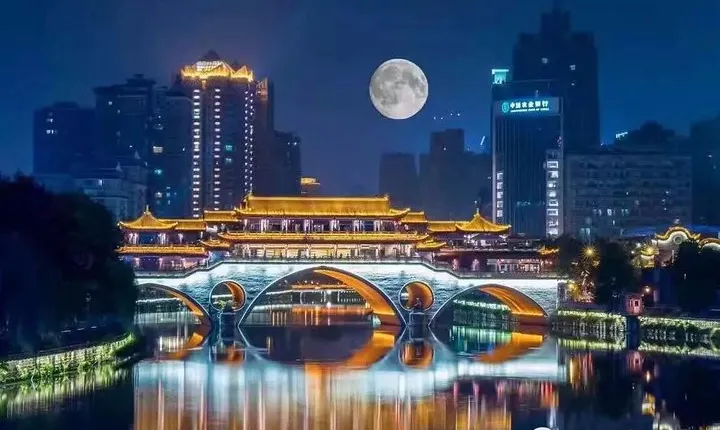 Private Night Tour: Chengdu Illuminated with Hot Pot Dinner