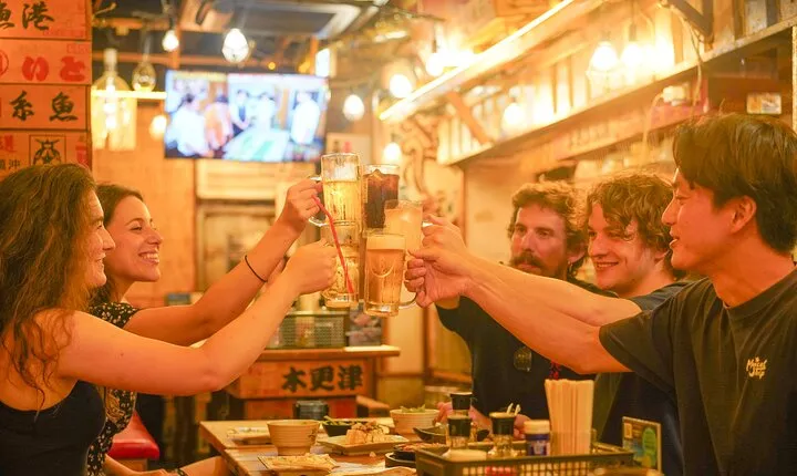 Tokyo Bar Hopping Tour in Shinjuku (All-You-Can-Drink + Dinner)