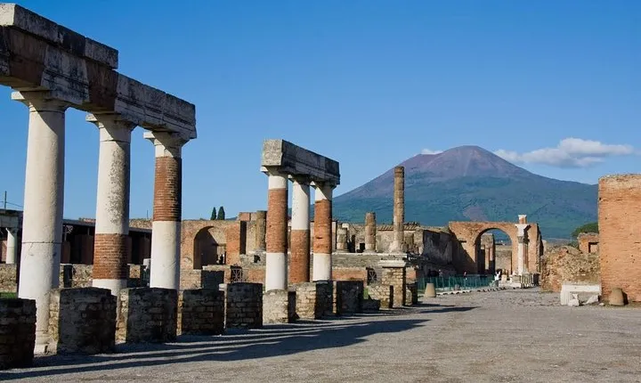 Pompeii and Vesuvius Small Group Tour From Naples with Pizza