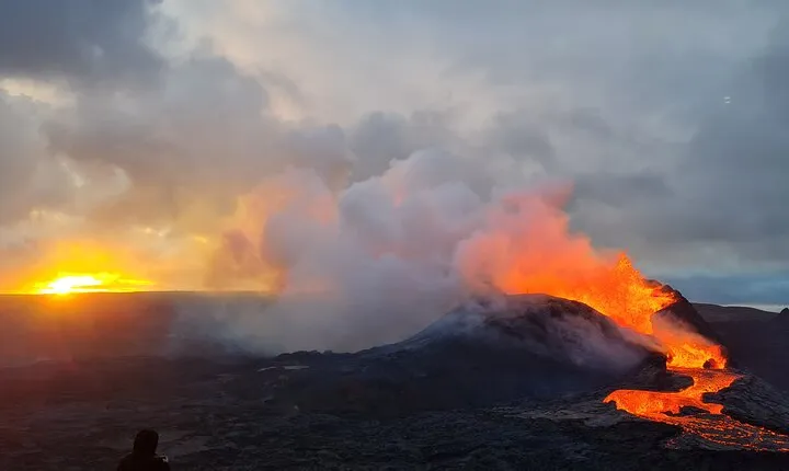 Small Group Volcano Hike with a Professional Geologist