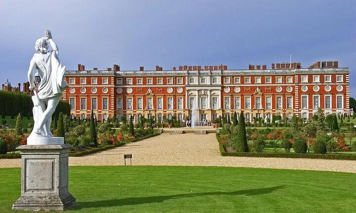 Hampton Court Palace Private Tour with Skip the Line Entry