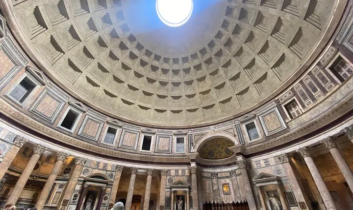 Rome Walking Tour in Pantheon, Colosseum and Roman Forum
