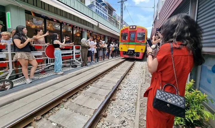 Private Thailand Train and Floating Market Tour