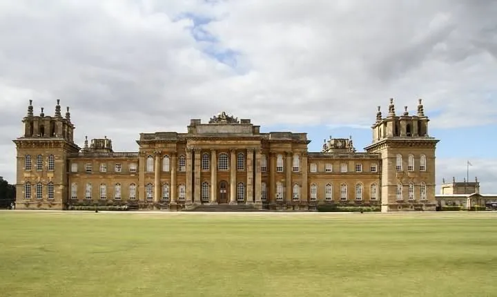 Private Blenheim Palace, the birthplace of Winston Churchill, Tour from London.
