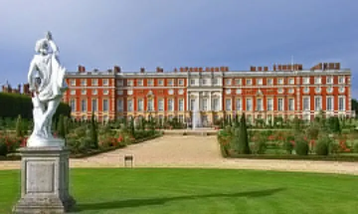 Hampton Court Palace and garden Private Tour with Fast Track Pass