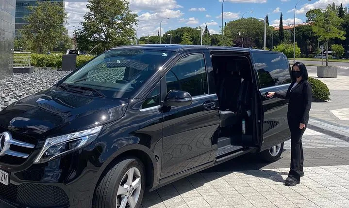 Private transfer from/to Seville to/from Granada with optional stop in Cordoba
