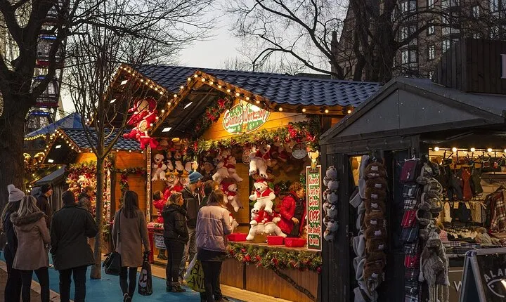 Salisbury and Winchester Christmas Markets Tour from London